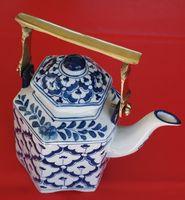 Vintage asiatische Teekanne aus Porzellan mit Messinggriff