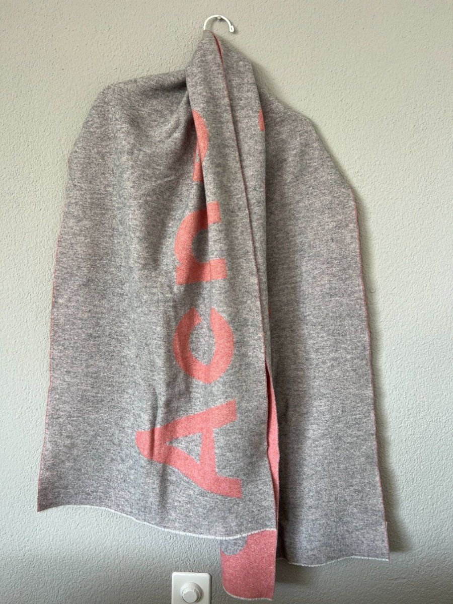 Acne Studios Foulard & Sciarpe: Acne Studios Schal – Usato da Muri b. Bern venduto da SigridW