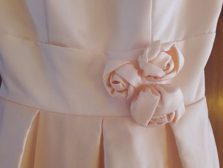 KLEID - FESTKLEID -  Lang mit BLUME - Creme-Farbe - ca. 32