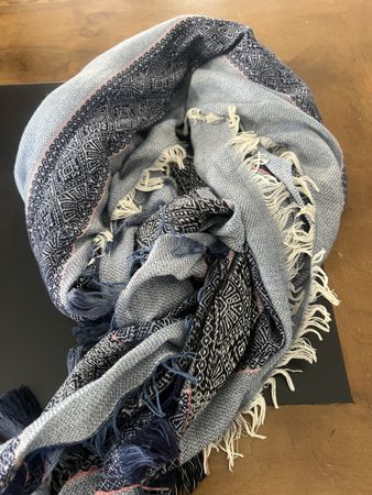 Warmer Übergangs Schal mit Fransen
