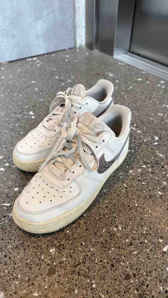 Nike Scarpe da donna: Chaussures Nike Air Force 1 blanc serpent – Usato da Treyvaux venduto da MLRL