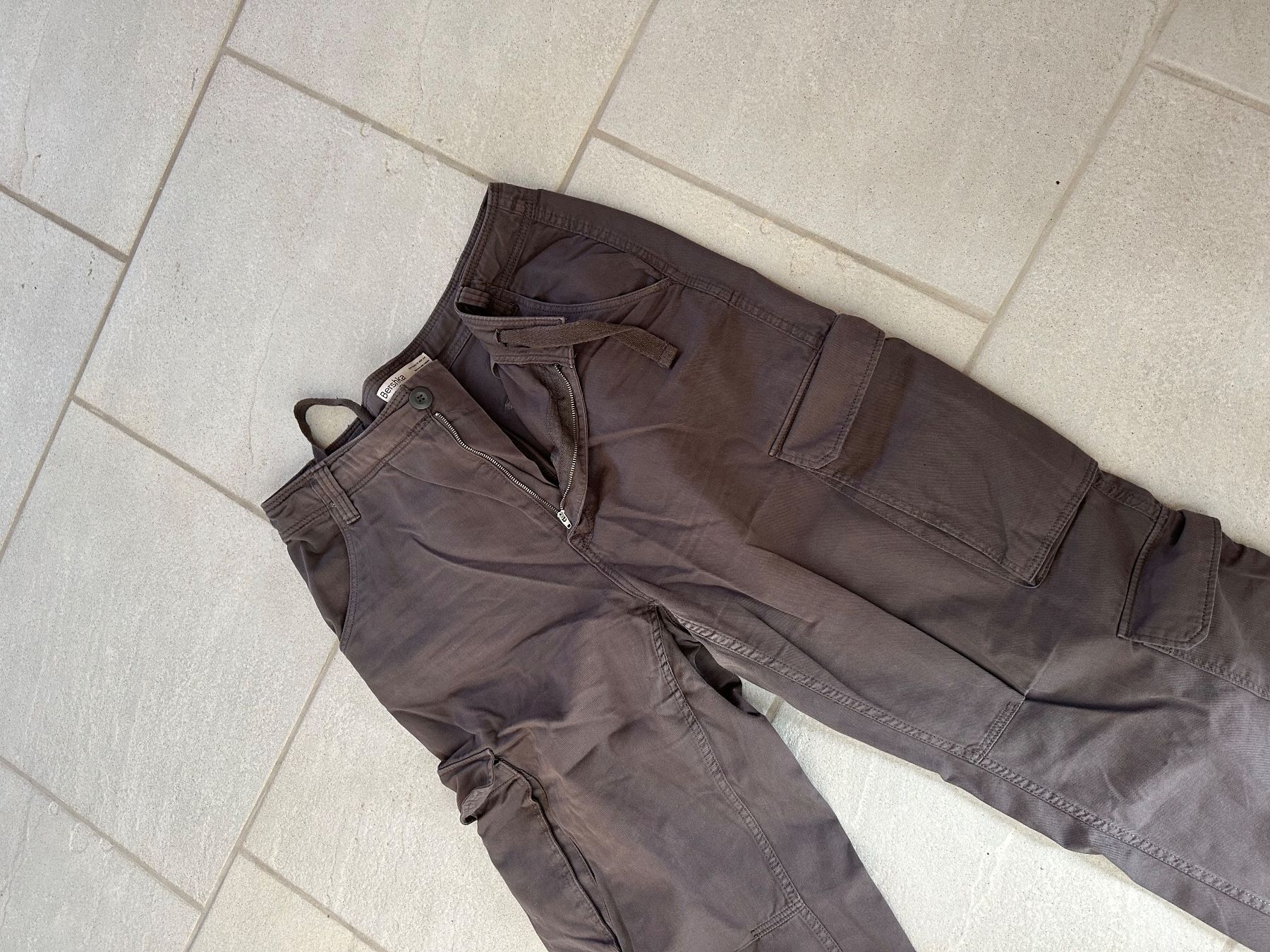 Bershka Pantaloni: Braune Cargo Hosen – Usato da Pfäffikon ZH venduto da bingo74 1