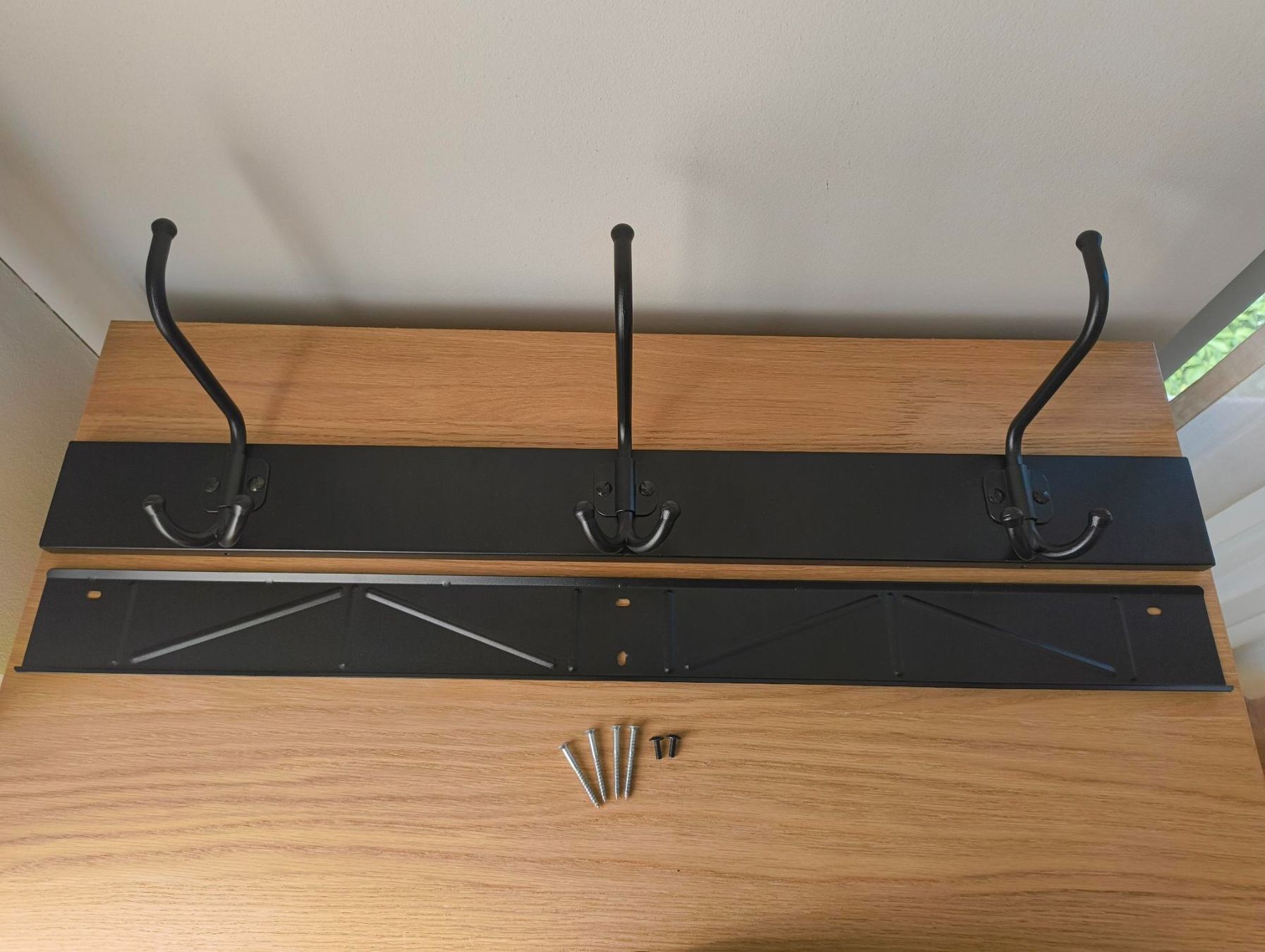 Guardaroba: Wandgarderobe schwarz mit 3x3 Haken – Usato da Zürich venduto da LiK17 1