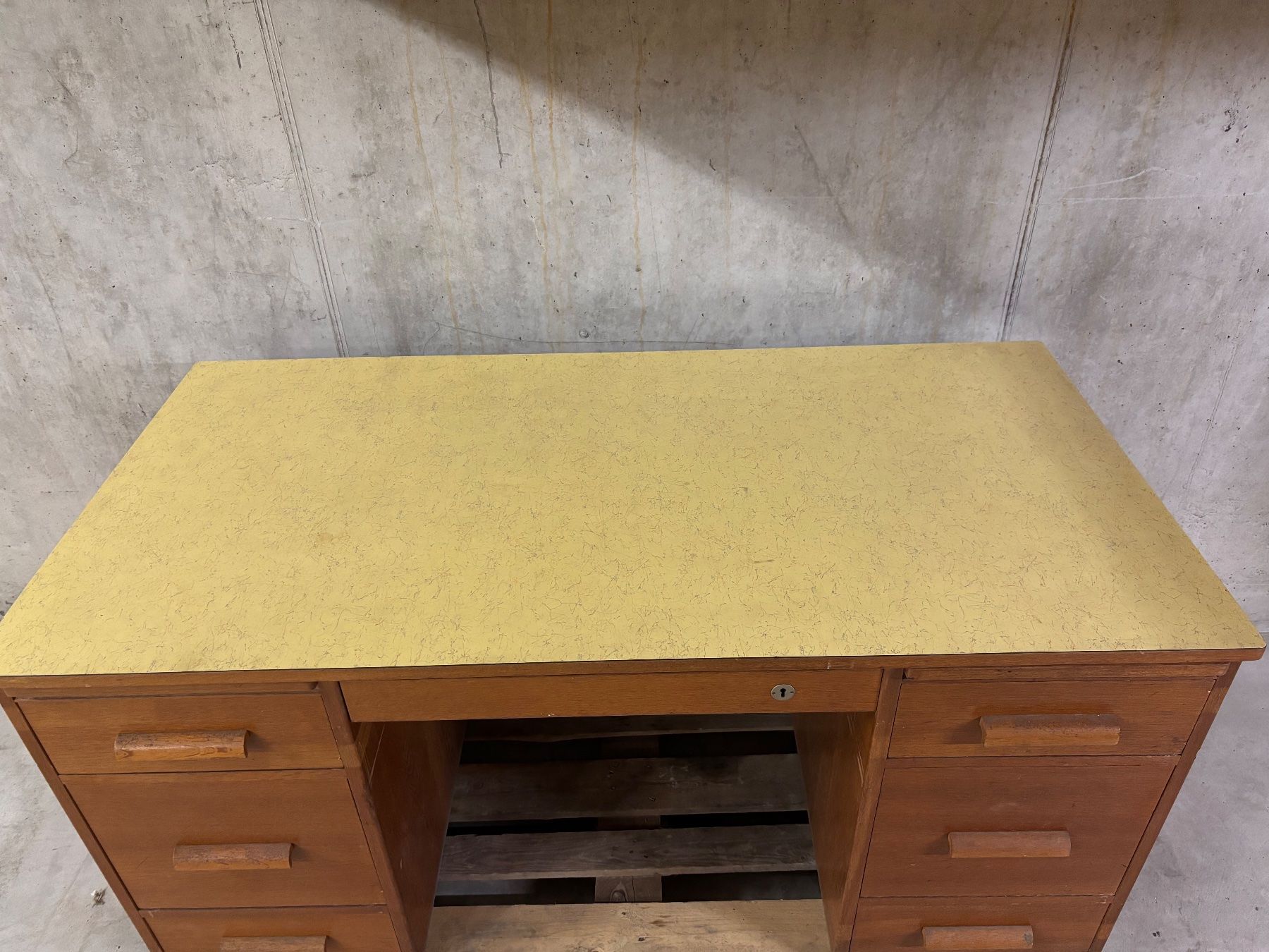 Scrivanie: Schreibtisch aus Holz mit Ledersessel – Usato da Gränichen venduto da Roar 1