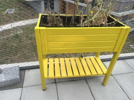 Raised planter box in wood, yellow with shelf good condition