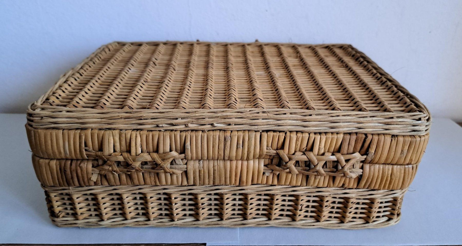 Altro in Antiquarato & Arte: Vintage Korbkoffer aus geflochtener Weide – Usato da Basel venduto da Patiscat 1