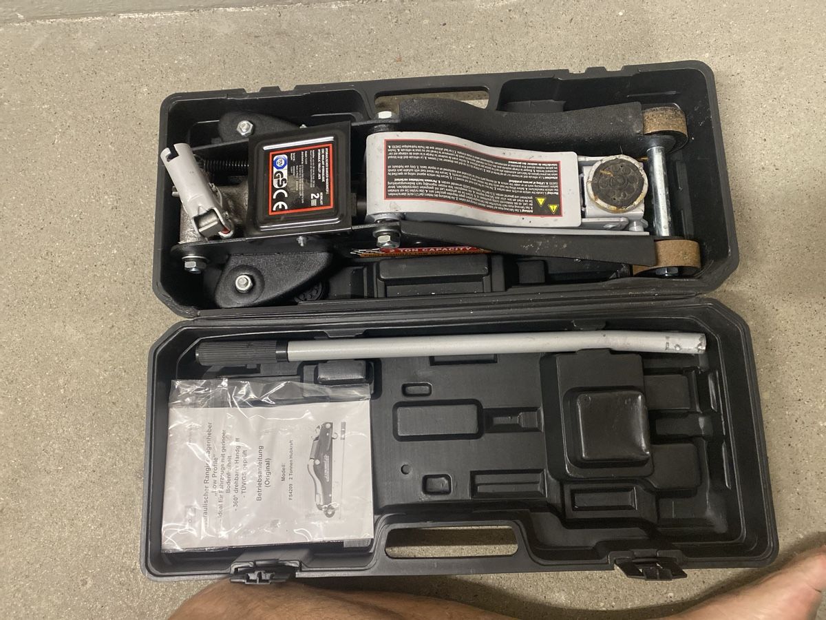 Alle Werkzeuge: Cric idraulico 2 tonnellate low profile in valigetta – Gebraucht aus Winterthur von ujk_78gs