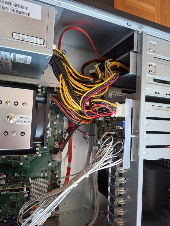 Supermicro Server: Supermicro Server mit Mainboard X10SRI-F 64GB Memory, 3.6 TB – Gebraucht aus Zuerich von Paddy1212 4