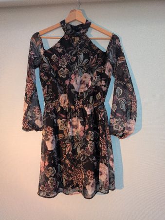 Süsses geblümtes Langarmkleid, Stradivarius Grösse S