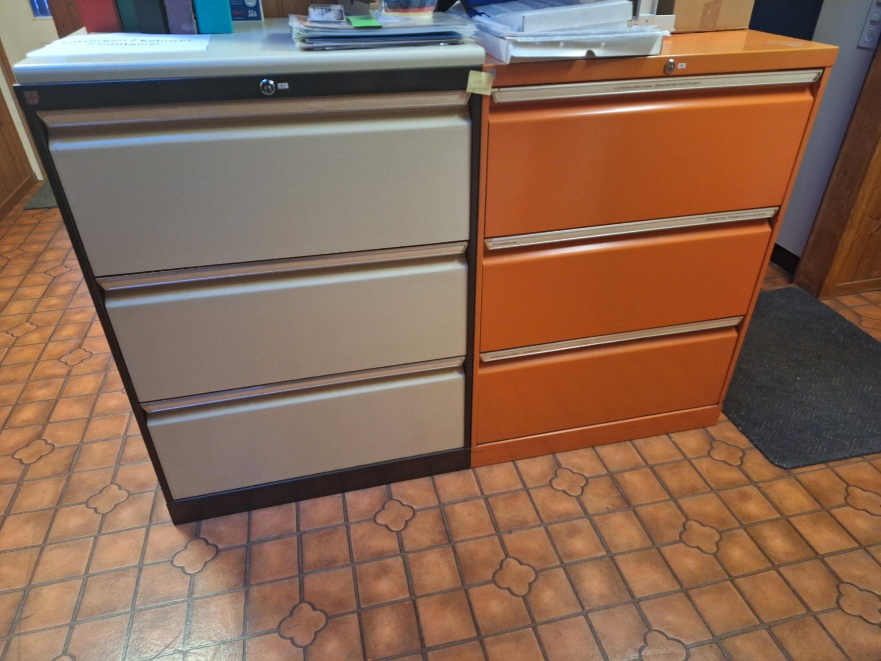 Armoires: Aktenschrank 2 Stk. – D'occasion à Frutigen par orpaw