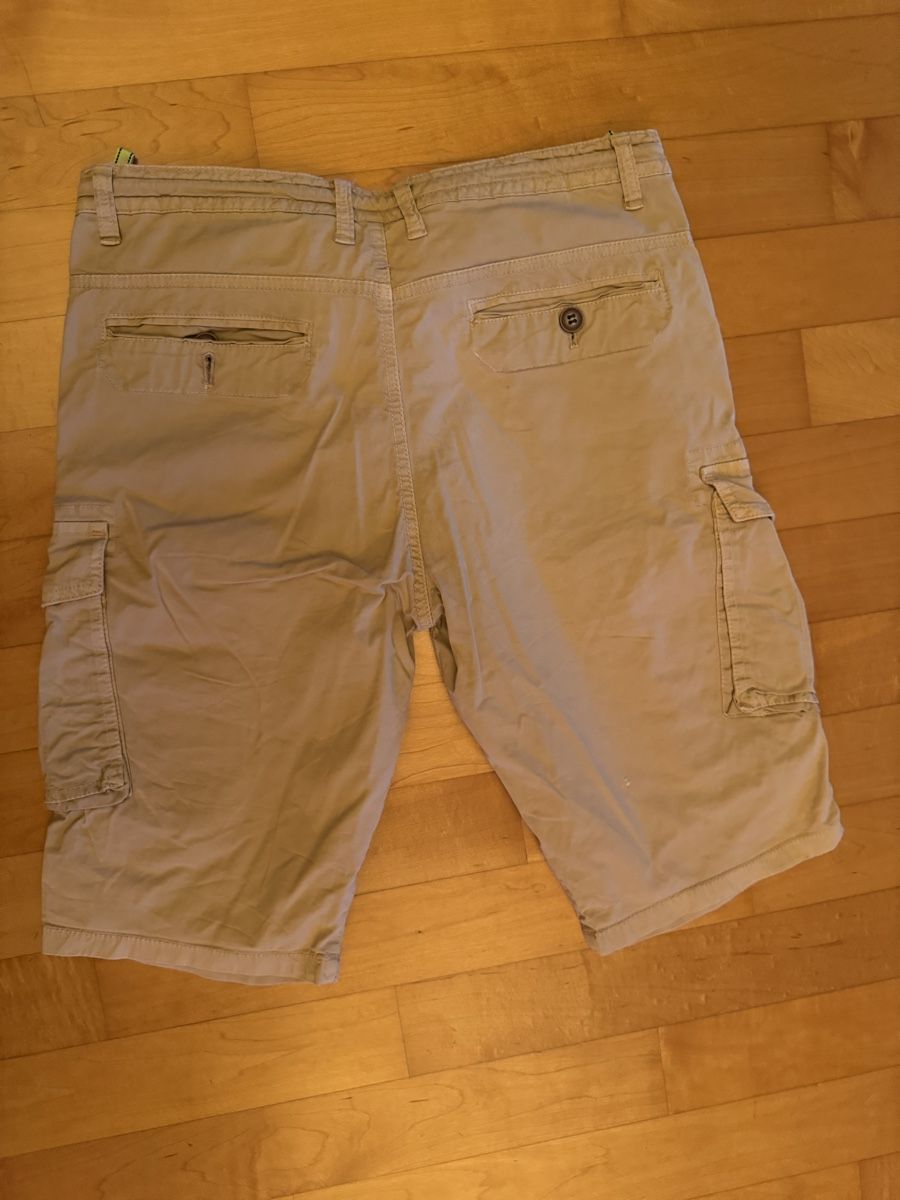 Pantaloni: Khaki Cargo Shorts Size 30/44 – Usato da Gümligen venduto da PSK 1