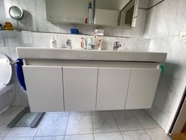 Badezimmerschrank mit Doppelwaschtisch