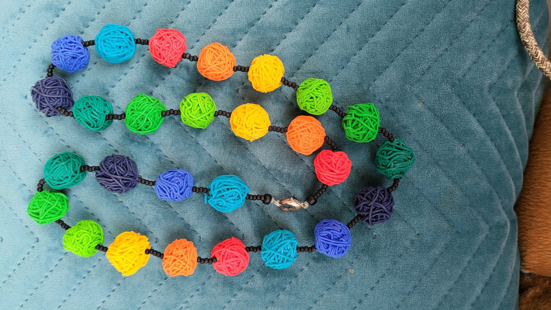 Catenine: Kette mit Fimokugeln, Regenbogenfarben – Usato da Untervaz venduto da Lyraia 1