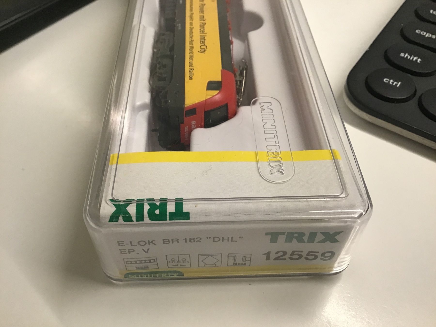 Trix Modellini di ferrovie: Minitrix N DHL Intercity Lok 182 009-1 – Usato da Männedorf venduto da Modelle-aller-Art 4