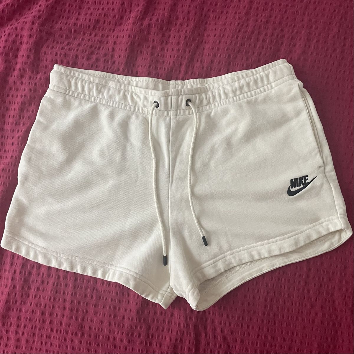 Pantaloni: Weisse Nike Shorts Gr.M – Usato da Arth venduto da ivikiwishop 1