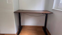 Schreibtisch mit elektrischer Höhenverstellung