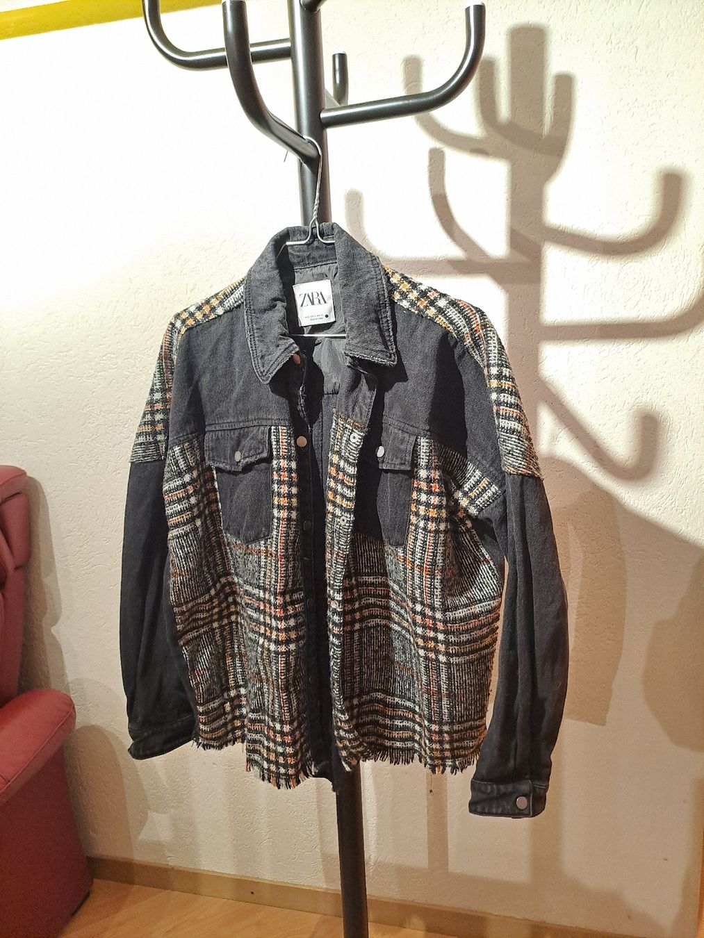 Zara Blusen: Veste Zara carreaux, taille S – Gebraucht aus Valeyres-sous-Montagny von Romy. 1