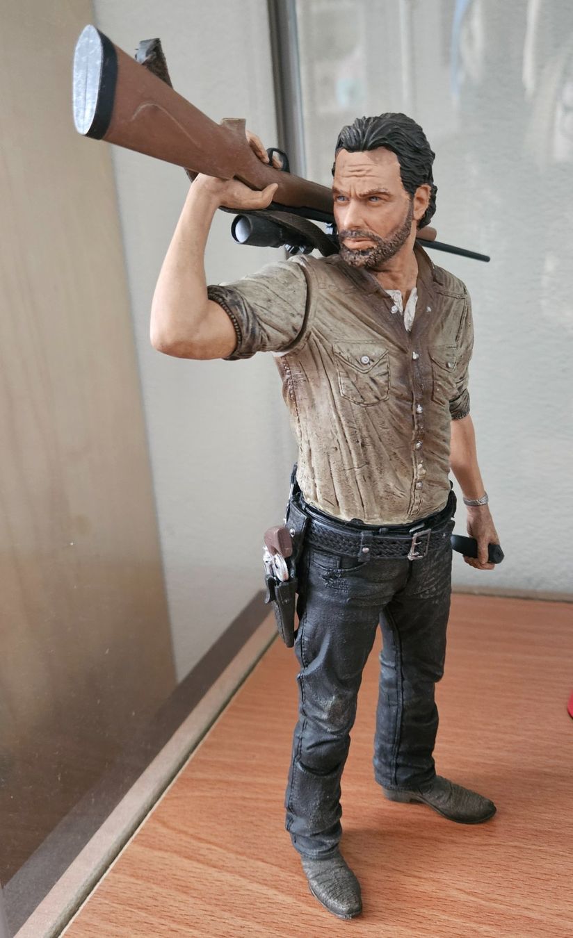 Statuette: The Walking Dead Action Figur Rick – Usato da Landquart venduto da CruelFairytale