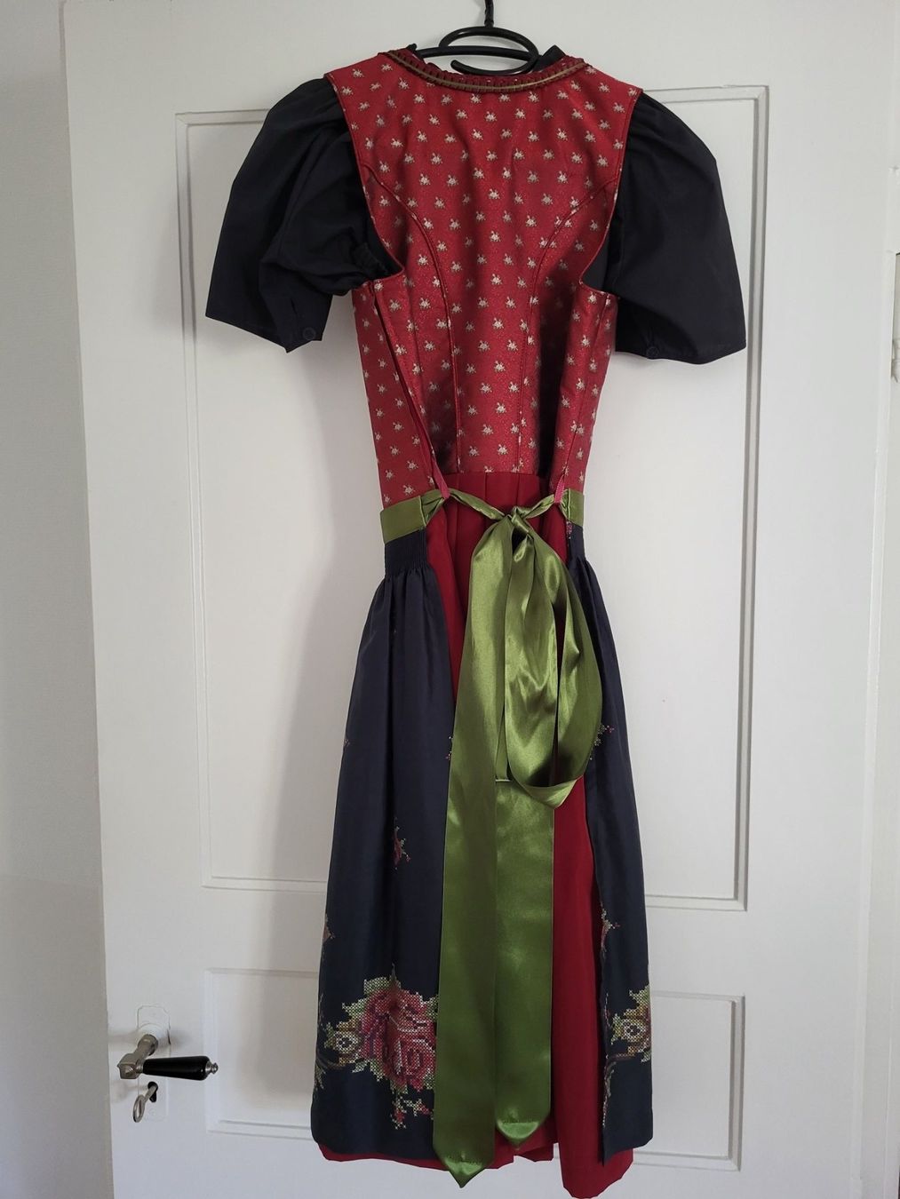 Vestiti: Dirndl mit schwarzer Bluse Gr. 36 – Usato da St.Gallen venduto da Einstein87 5