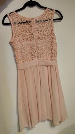 Rosa Sommerkleid mit Spitze, ideal für warme Tage, Gr. S