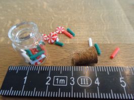 Gläsli gefüllt mit Weihnachtsdeko für das PuppenhausLaden
