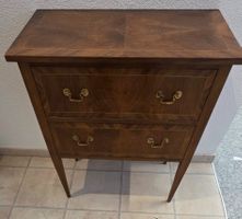 Kleine Kommode, Beistellmöbel, Nussbaumfurnier, 2 Schubladen