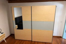 Grosser Schwebetürenschrank mit Spiegel