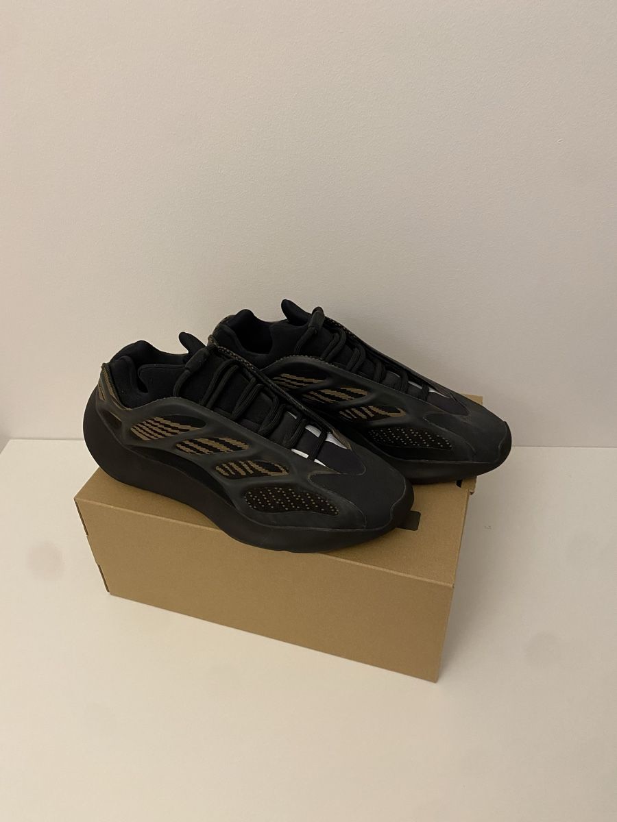 Adidas Herrenschuhe: Yeezy 700 V3 Sneaker Size 43 1/3 – Neu (gemäss Beschreibung) aus Brüttisellen von xe_m