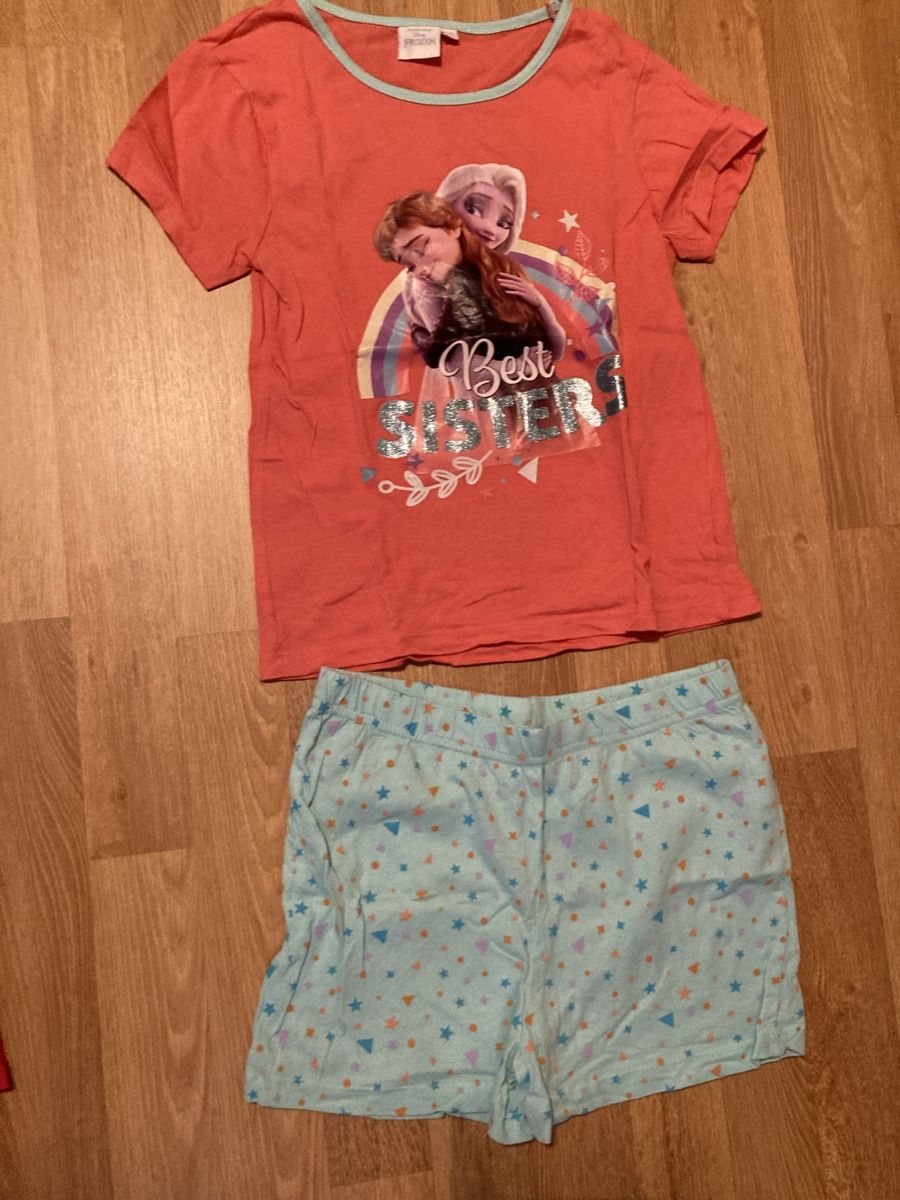 Pigiama & Simili: Anna und Elsa Pyjama Shorty Gr. 122-128 – Usato da Emmenbrücke venduto da JJ_89