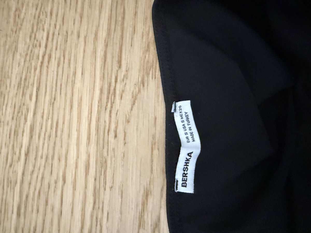 Bershka Top: t-shirt Bershka – Nuovo (secondo la descrizione) da Carouge GE venduto da goi_krq7 1