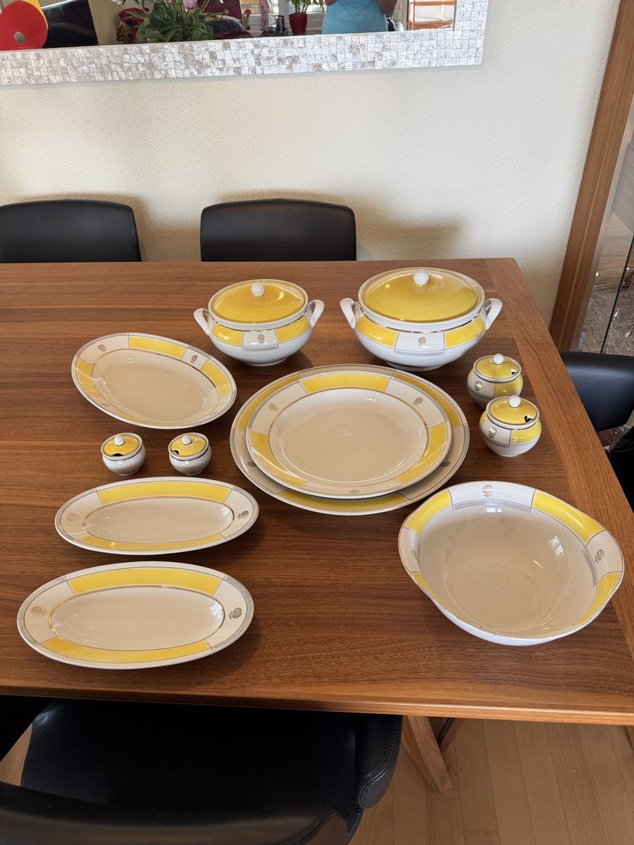 Set di piatti: Vintage Yellow / White / Grey Dinnerware Set – Usato da Erlenbach ZH venduto da topchick 1