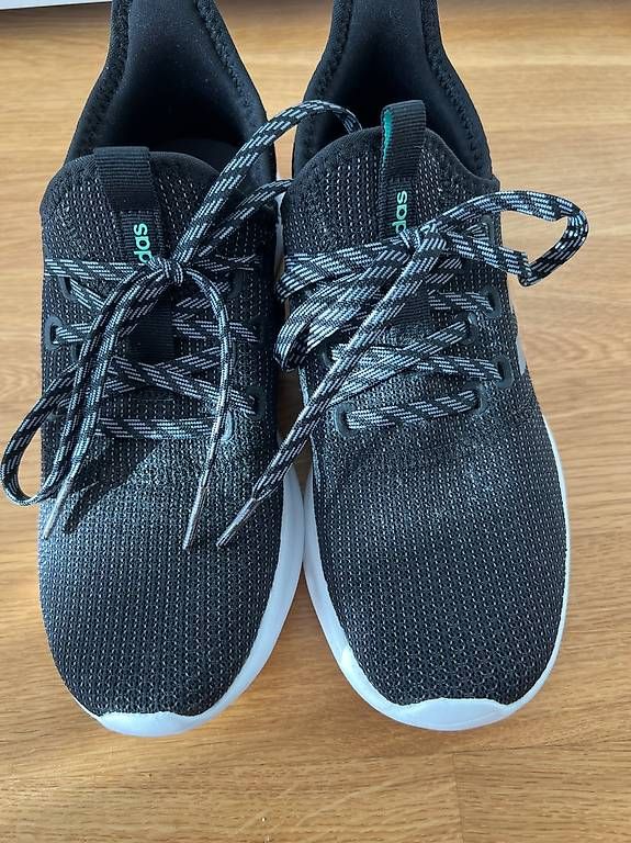Adidas Chaussures femmes: Turnschuhe Nike Gr. 37 1/3 – D'occasion à Ehrendingen par Nr.7