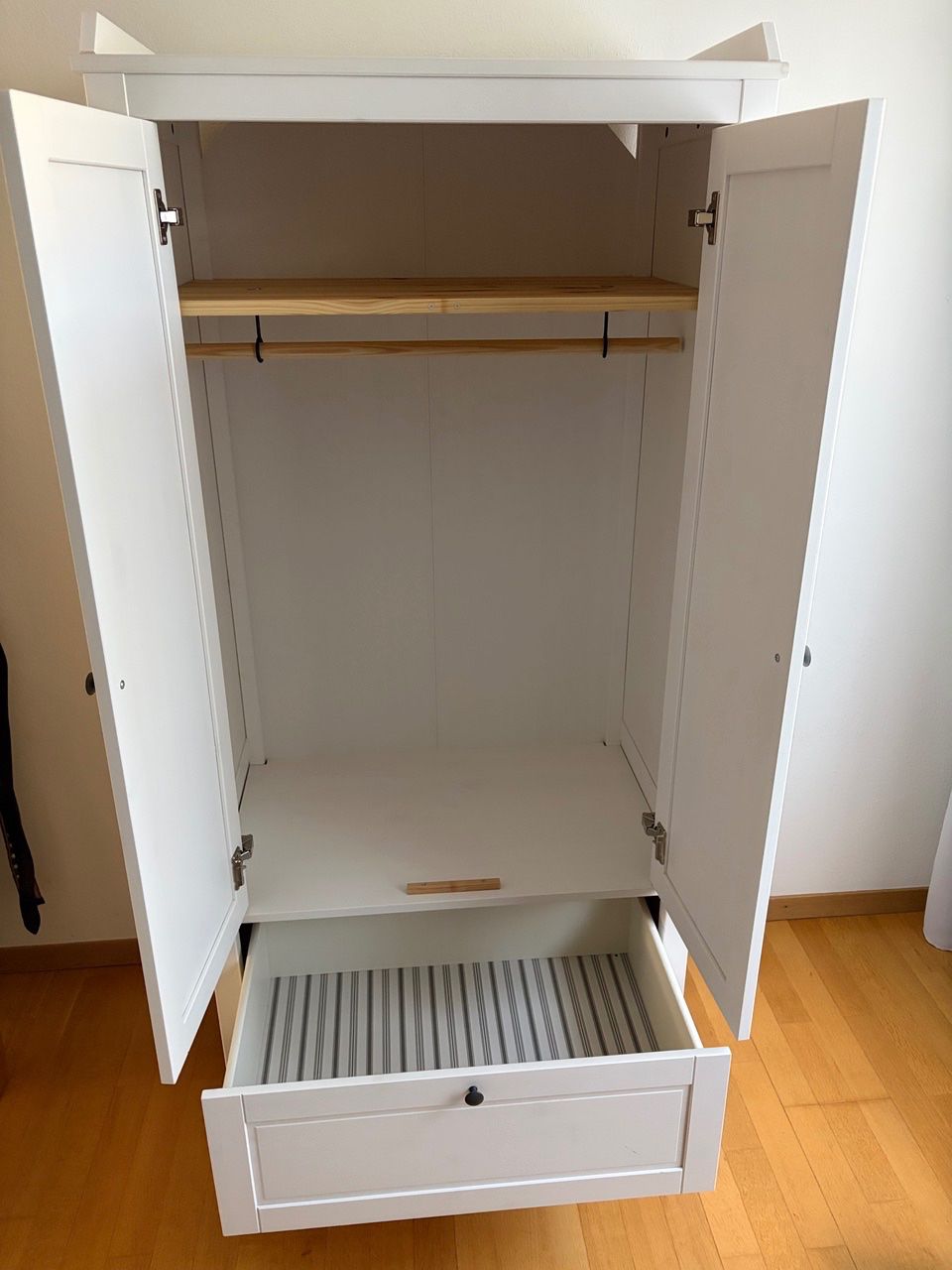 Ikea Armadi: Kleiderschrank Ikea Sundvik, weiss – Usato da Winterthur venduto da Skuenzle 1