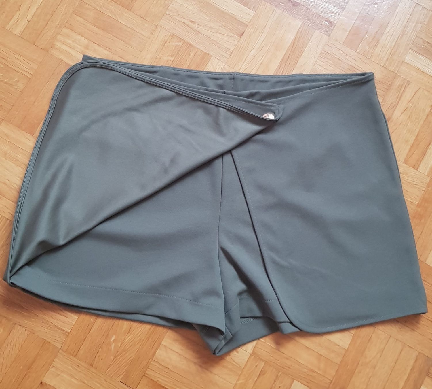 H&M Gonne: Short jupe kaki H&M taille L – Nuovo e nell'imballaggio originale da Versoix venduto da aline_b 1