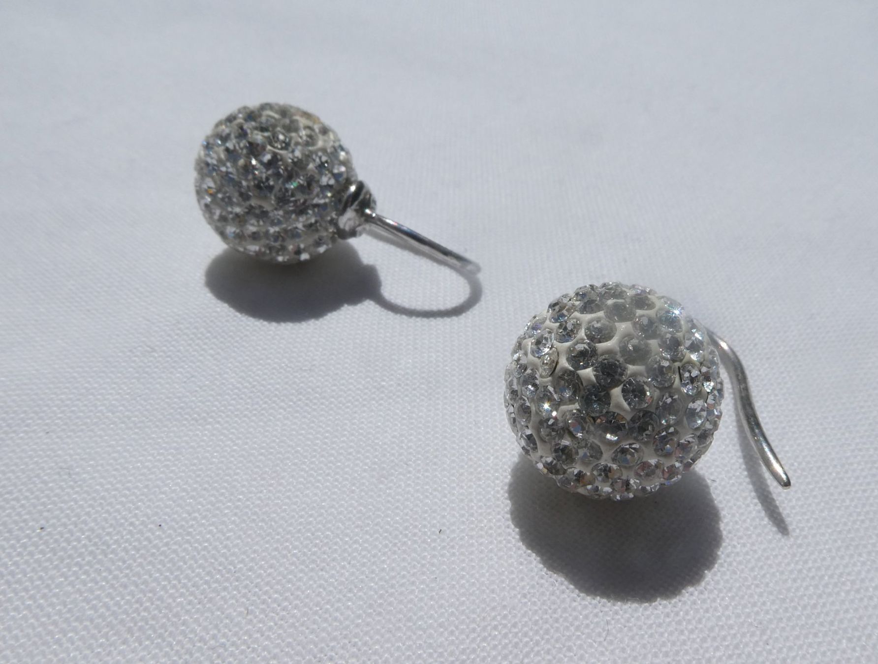 Ohrringe & -stecker: Ohrhänger mit kleinen Strasssteinchen, Modeschmuck – Gebraucht aus Gattikon von kaandooh