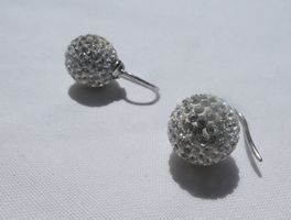 Ohrhänger mit kleinen Strasssteinchen, Modeschmuck