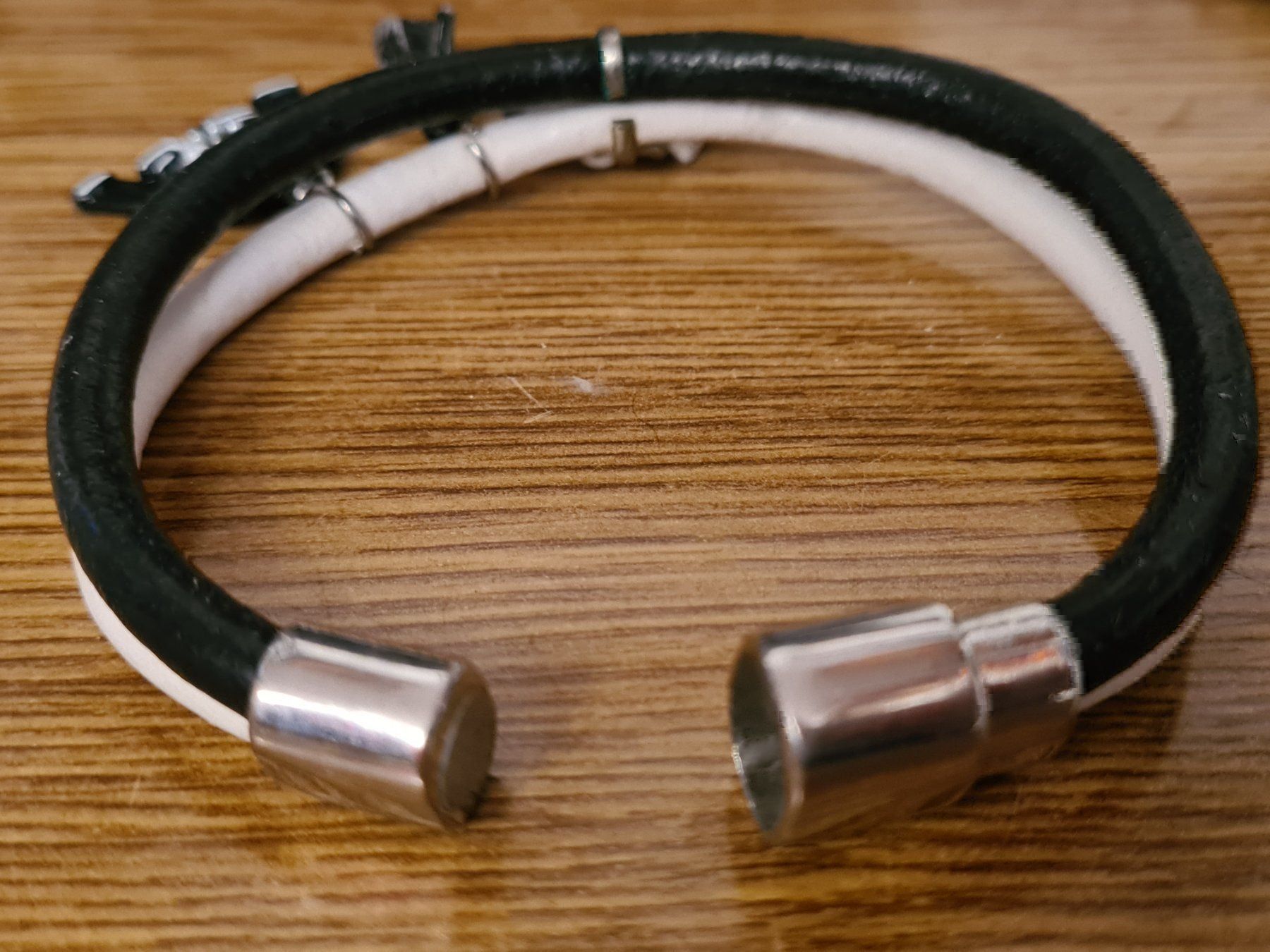 Bracciali & Braccialetti: Schwarz-weiß Modeschmuck Armband – Usato da Amriswil venduto da used2use 3