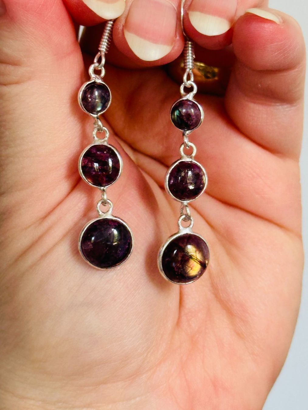 Orecchini pendenti & Orecchini a lobo: Color Enhanced Red Flash Labradorite earrings – Nuovo e nell'imballaggio originale da Genève venduto da AGBERG