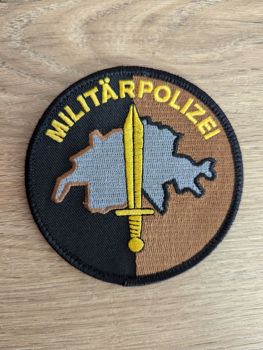 Schweizer Armee Placchette & Badge: Badge Abzeichen Militärpolizei MP mit Klett – Nuovo (secondo la descrizione) da Hergiswil NW venduto da SJ-CH