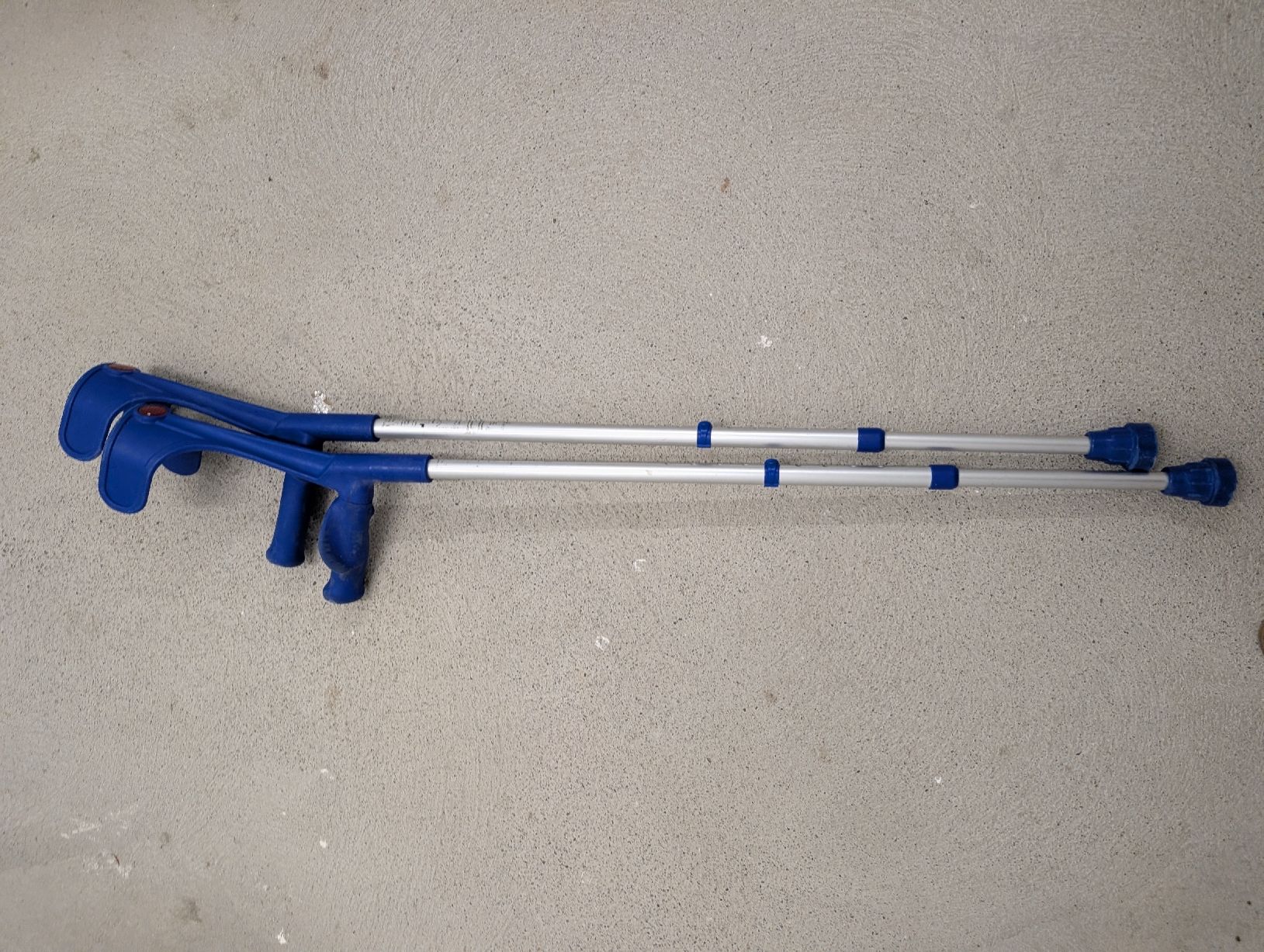 Medizinische Geräte: Pair of Blue Crutches – Gebraucht aus Zürich von lad_6j8s 1
