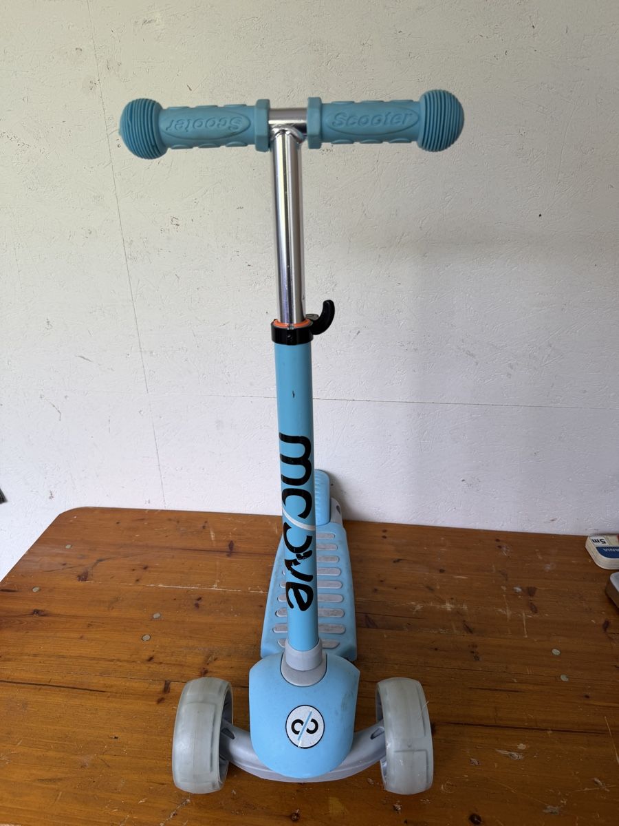 Veicoli per bambini: Trottinet Kinder Scooter 3-Rad mit LED-Rädern – Usato da Gurmels venduto da SwissShop21 4