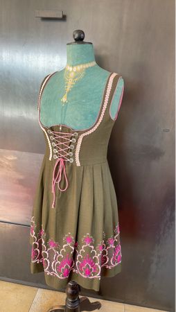 Rose Dirndl olive/rosa mit Stickerei Gr. 38/M