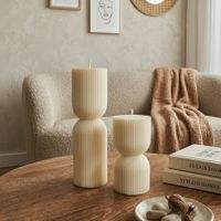 Skulpturale Kerze „Hourglass“ – Geripptes Design