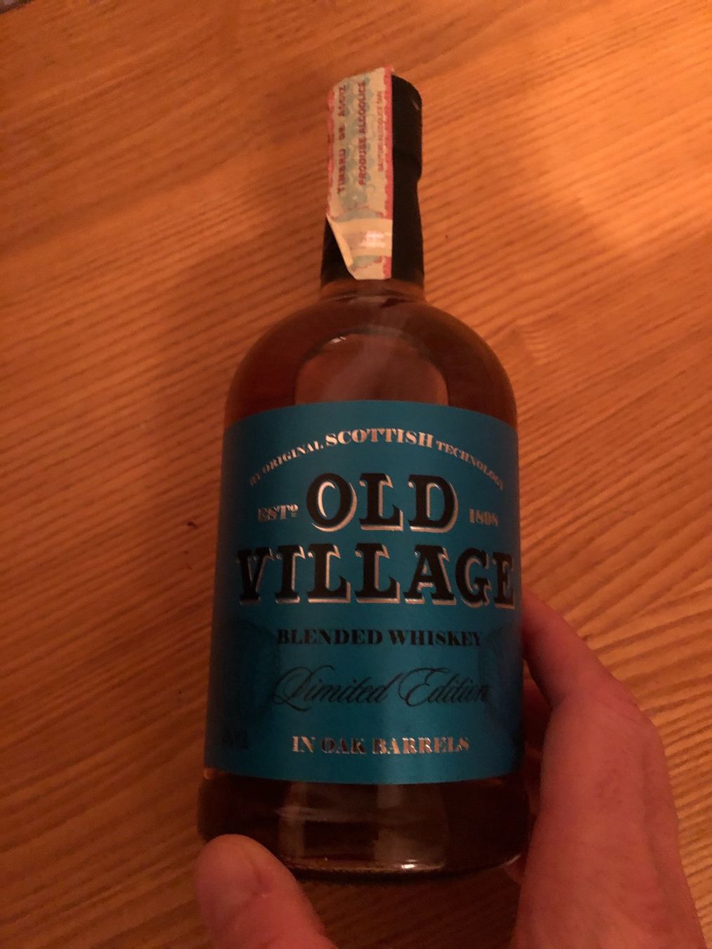 Bevande alcoliche: OLD VILLAGE Blended Whiskey Limited Edition in Eichenfässern – Nuovo e nell'imballaggio originale da Wald ZH venduto da mlnt 8