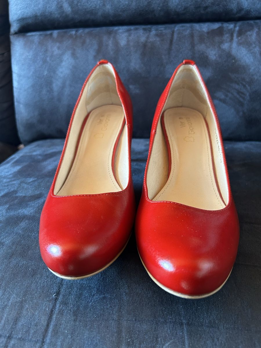 Scarpe da donna: Rote Leder Pumps Gr. 39 Absatzschuhe – Usato da Stettfurt venduto da Ewrozemil 2