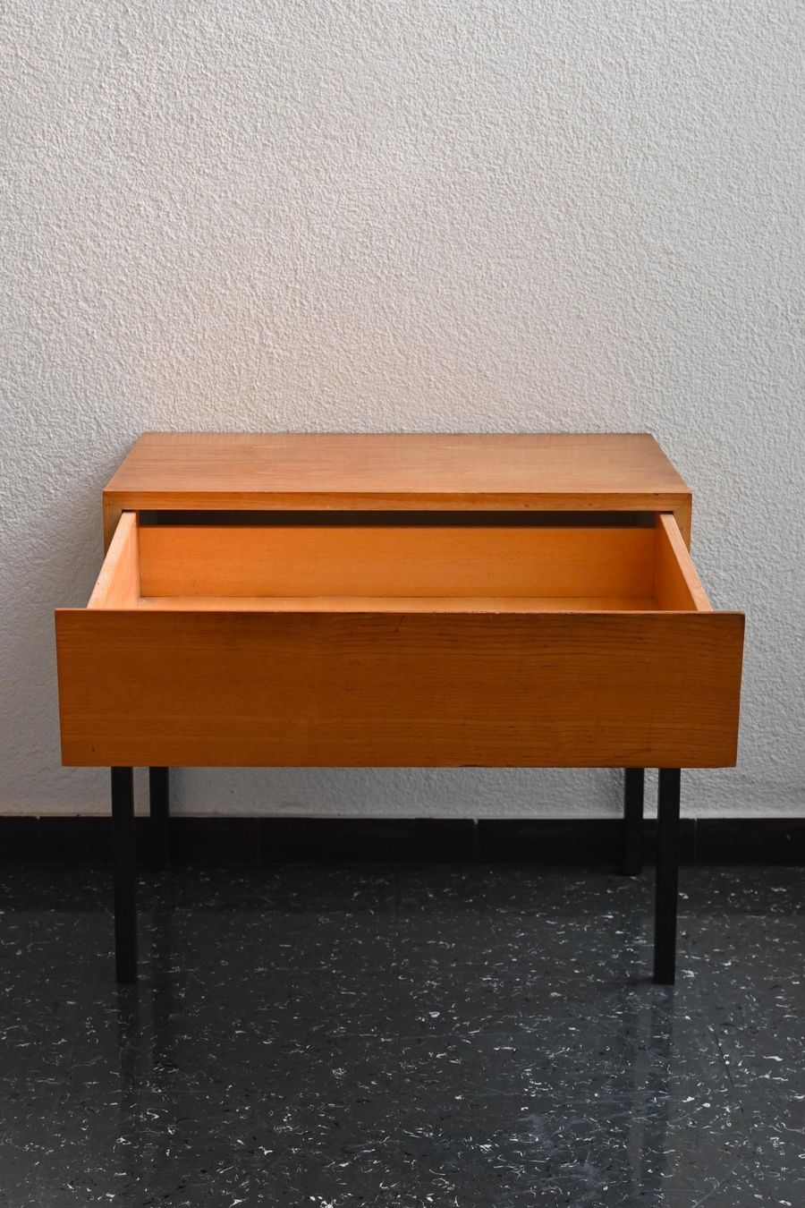 Comodini: Victoria Nachttisch mit Schub – Usato da Zürich venduto da starch.studio 2