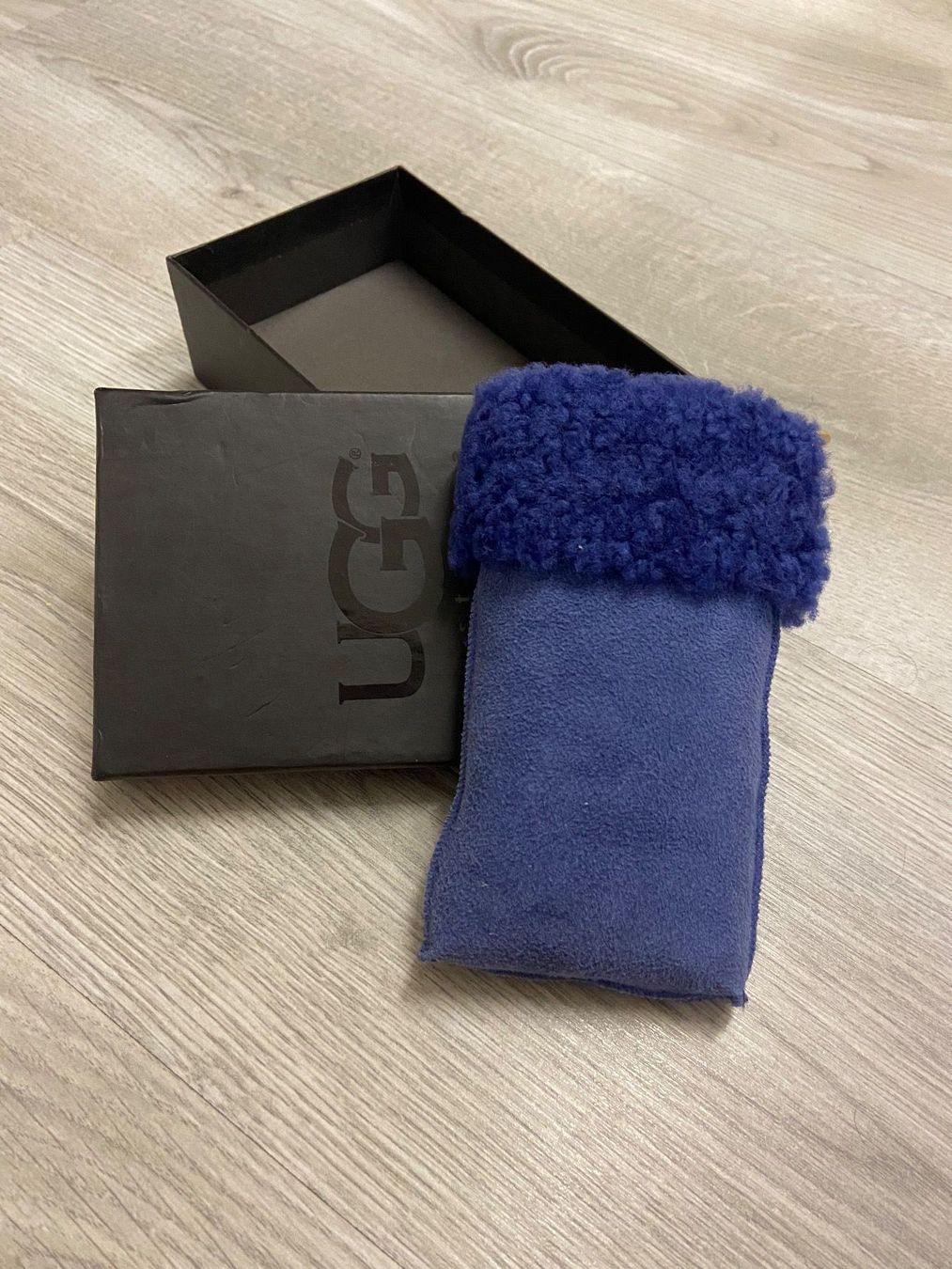 Portamonete: Petite Pochette ou étui Ugg – Nuovo e nell'imballaggio originale da Montreux venduto da Perledor 1