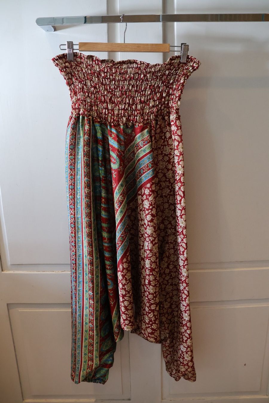 Hosen: Bunte Seidenhose mit Smokbund – Gebraucht aus Winterthur von jul_v9wx
