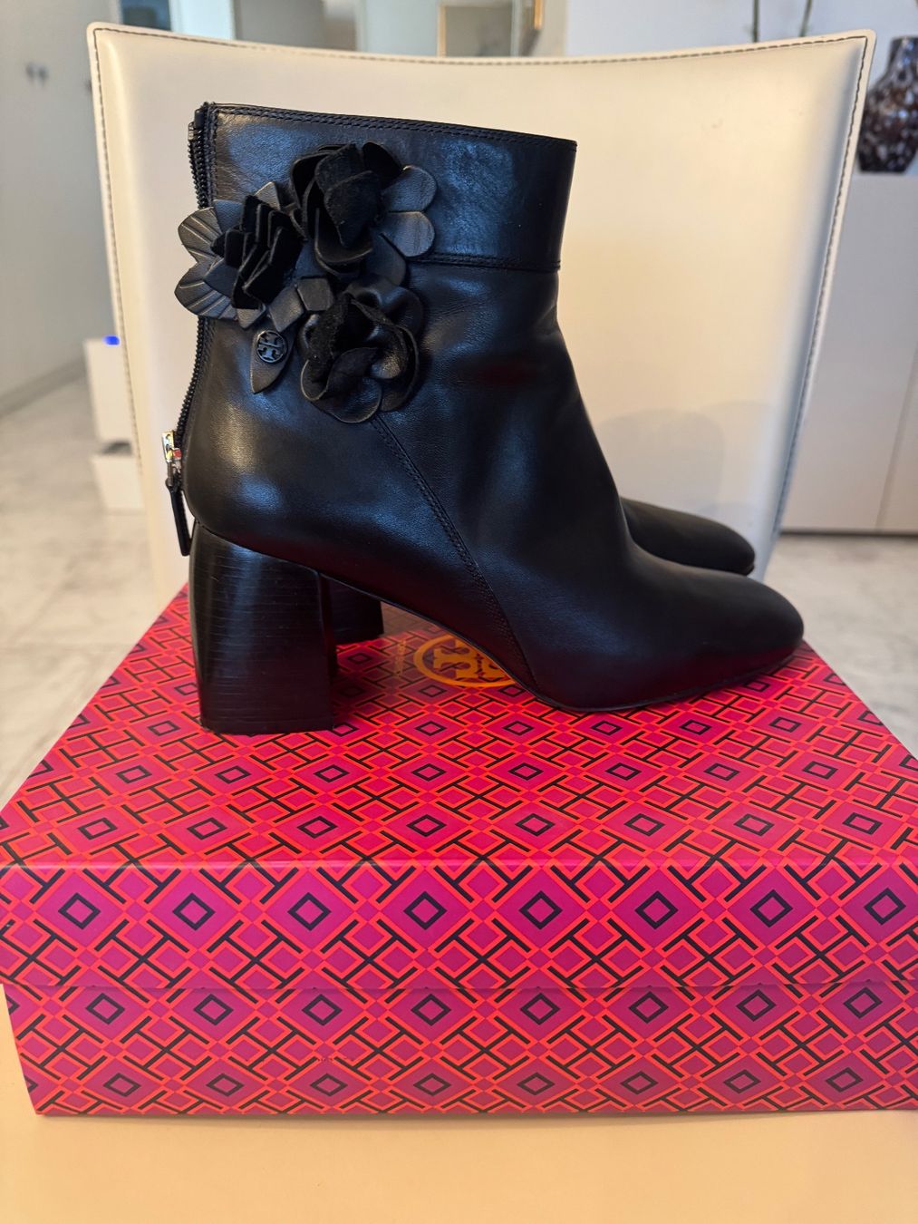 Tory Burch Scarpe da donna: Tory Burch Stiefeletten Lederschwarz- Blumen Abs... – Usato da Erlenbach ZH venduto da msa_x26y