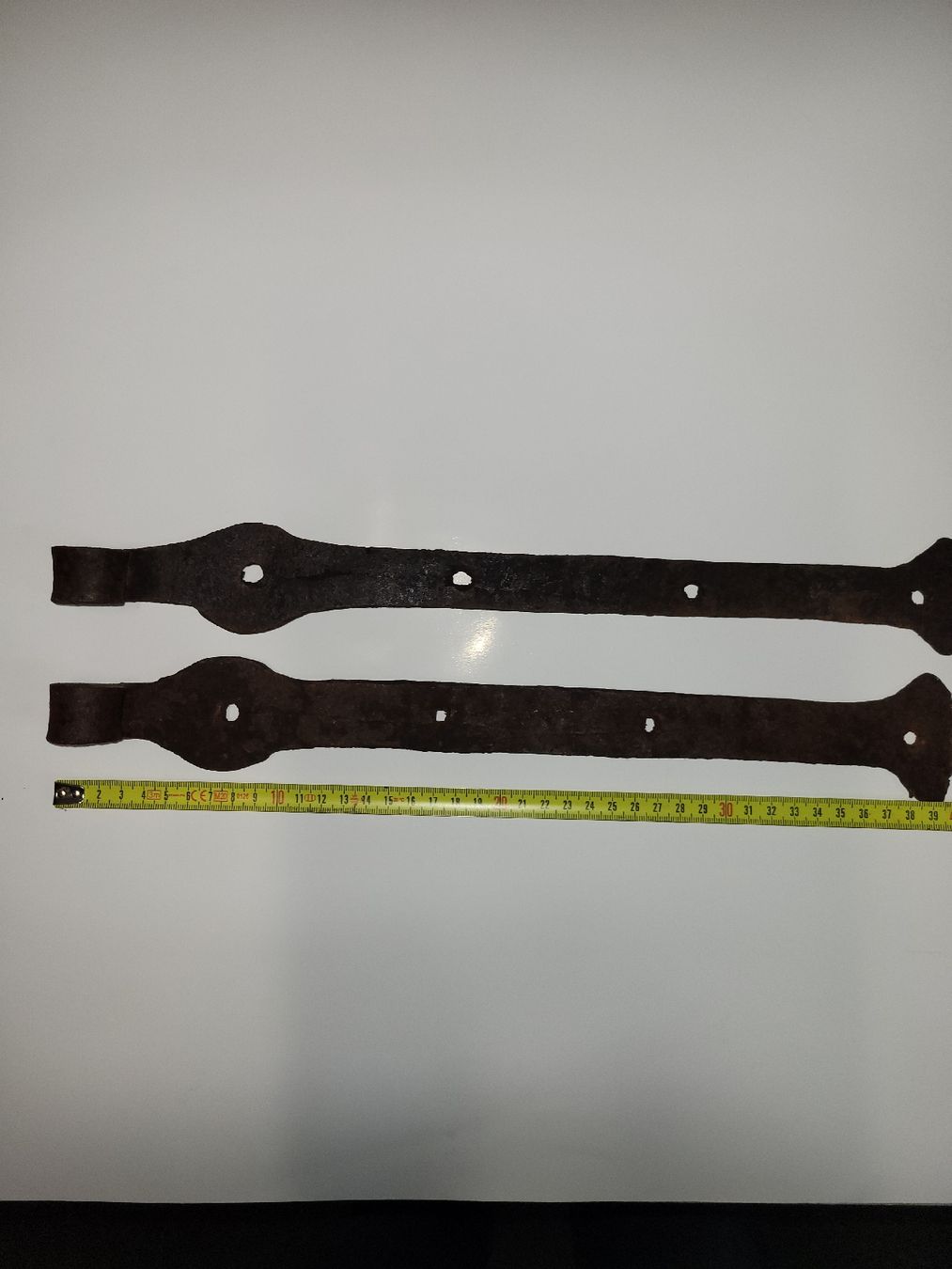 Ferramenta: Alte schmiedeiserne Fensterladenbänder, ca. 39 cm lang – Usato da Flims Dorf venduto da Snowhite74